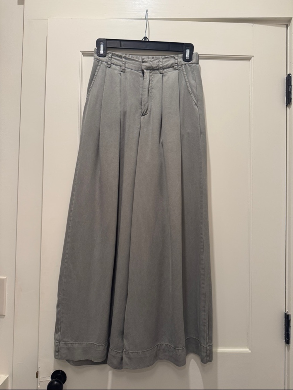 Wide-Leg Pleated Women's Pants in Olive